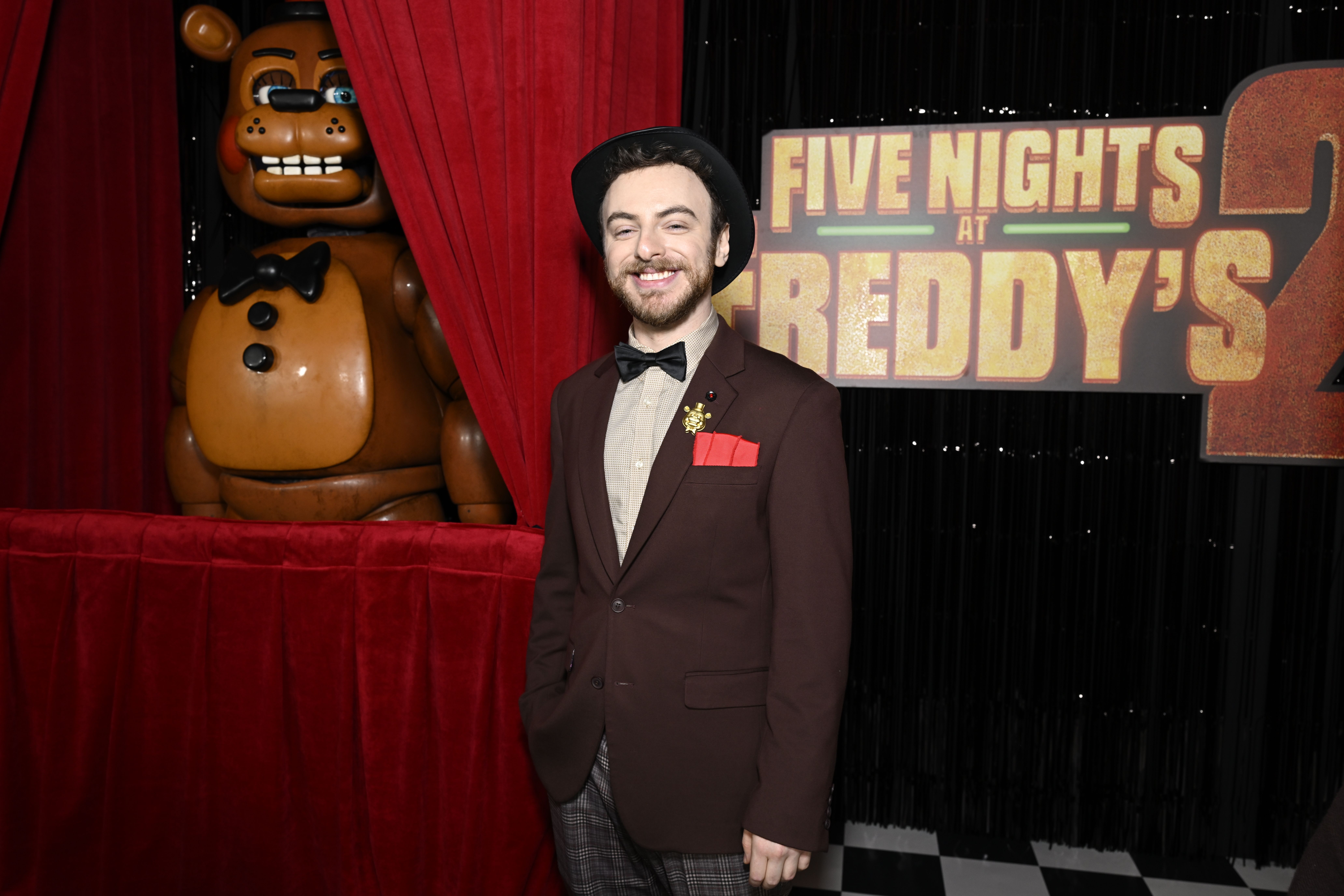 Келлен Гофф, озвучивший Той Фредди, делится мыслями о FNAF, работе со Скоттом Коутоном и искусстве озвучивания ролей.